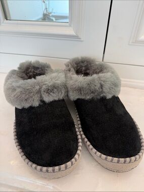Women’s UGG Wrin Slipper in Gray & Black